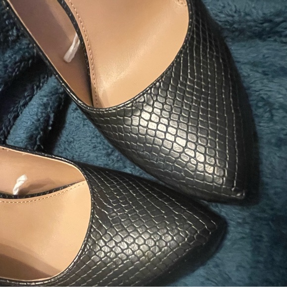 BCBGeneration Size 7 Black Pumps - Picture 4 of 9